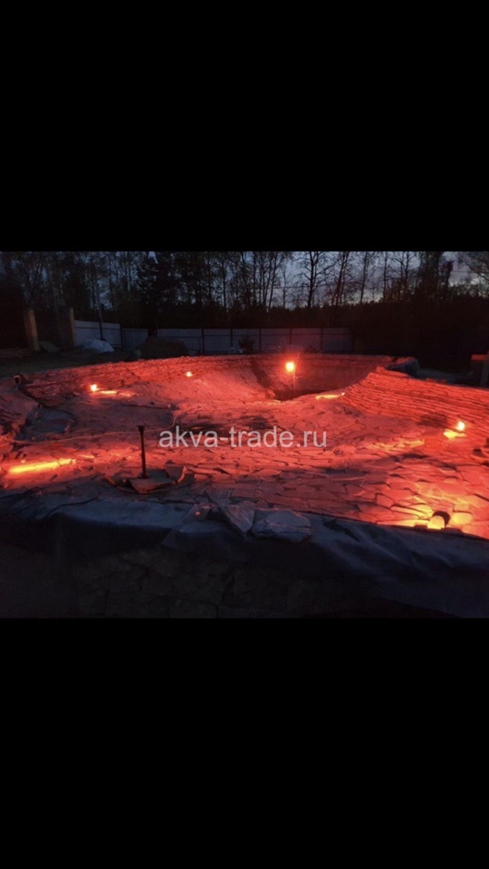 Подсветка водоема красным светом