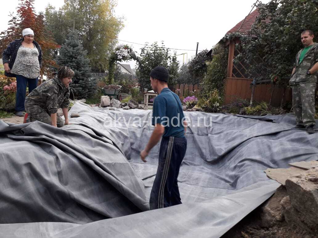 Небольшой садовый пруд