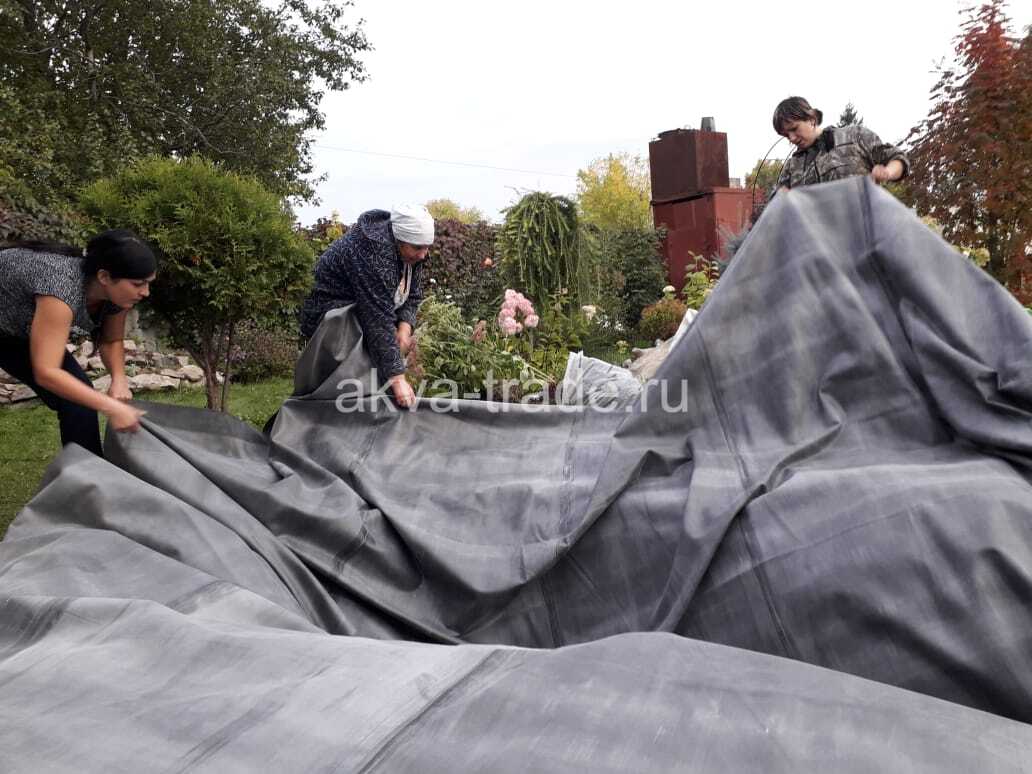 Водоем с камнями